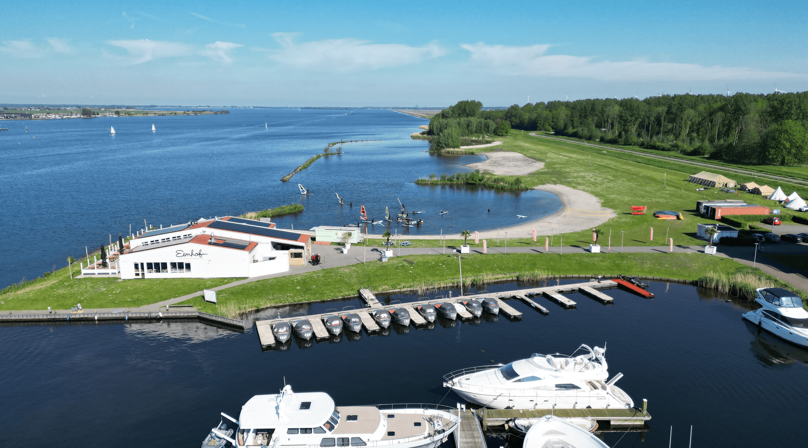 De Beachclub & Winterlodge
